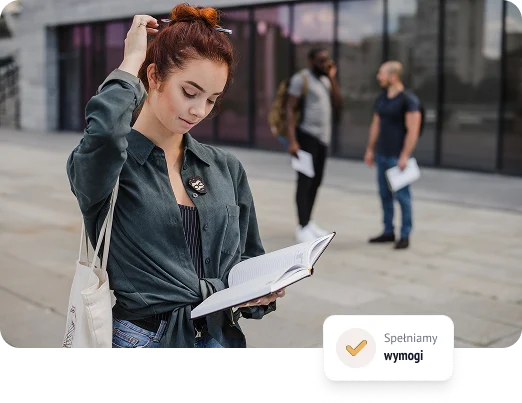 Studentka z książką przed uczelnią