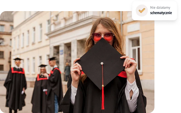 Absolwentka z biretem na tle uczelni